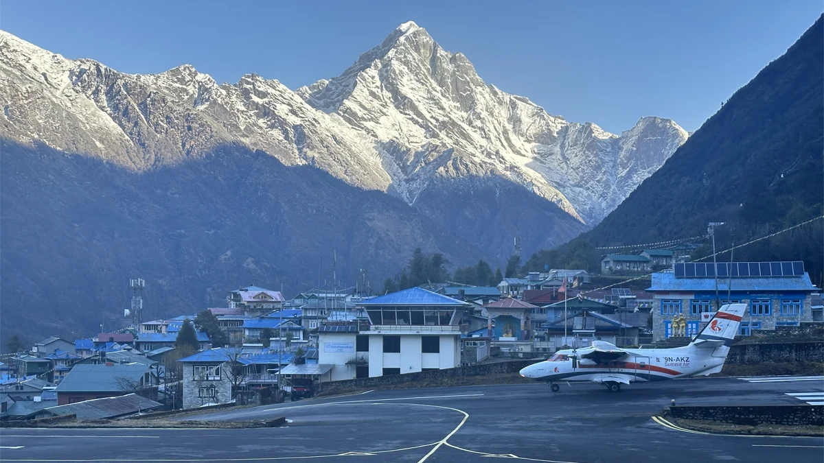 Trekkers returning from Namche to Lukla
