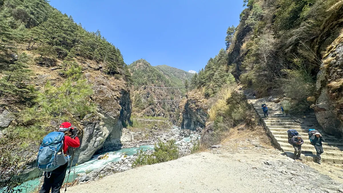 Trail from Phakding to Namche Bazaar